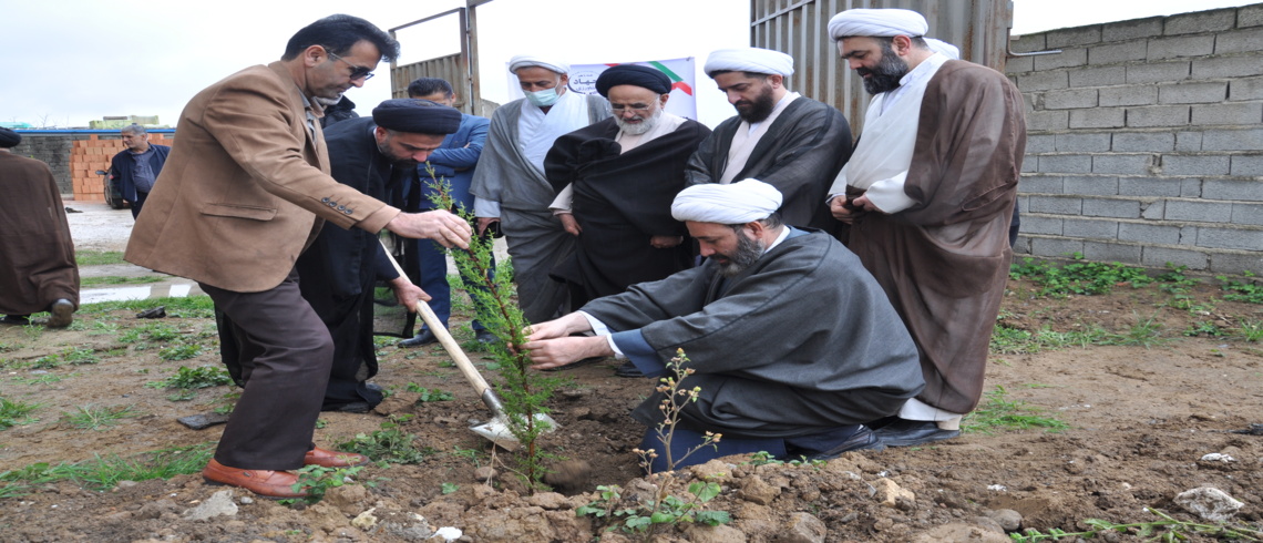 کاشت نهال در آستانه هفته منابع طبیعی در حوزه علمیه سفیران هدایت ساری