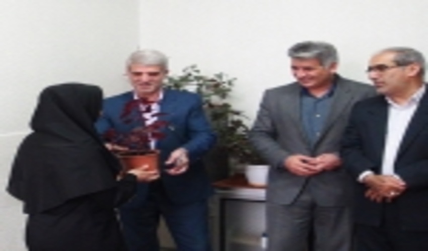 دیدار صمیمی مهندس سید محسن موسوی تاکامی مدیرکل منابع طبیعی و ابخیزداری مازندران- ساری، با خانم سمانه بزرگ نیا، تنها پرسنل روشن دل این اداره کل