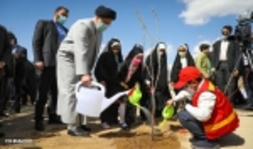 رئیس جمهور به مناسبت روز درختکاری و آغاز هفته منابع طبیعی یک اصله نهال بادام غرس کرد.