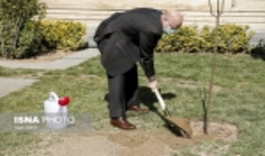 رئیس مجلس شورای اسلامی همزمان با روز ملی درختکاری و آغاز هفته منابع طبیعی، یک اصله نهال کاشت و در سخنانی اعلام کرد: حفظ محیط زیست یک وظیفه عمومی و قانونی است.