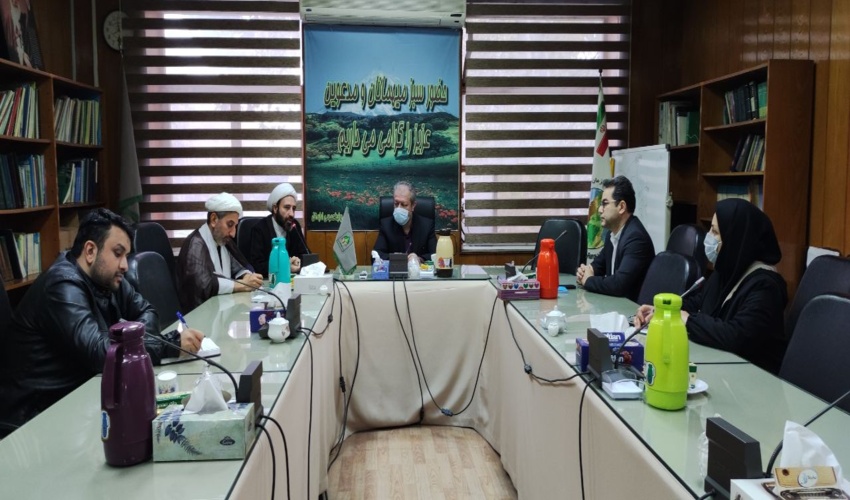 نشست و گفتگو مدیرکل منابع طبیعی و آبخیزداری مازندران-ساری و مسئول کانون های فرهنگی و هنری مساجد استان در راستای اهمیت حفاظت از منابع طبیعی
