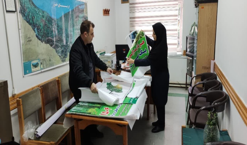 همکاری و تلاش همکاران برای آماده سازی بنرها برای نصب در مسیر راهپیمایی 22 بهمن